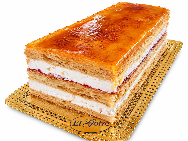 Barra de hojaldre de nata, fresa y yema tostada